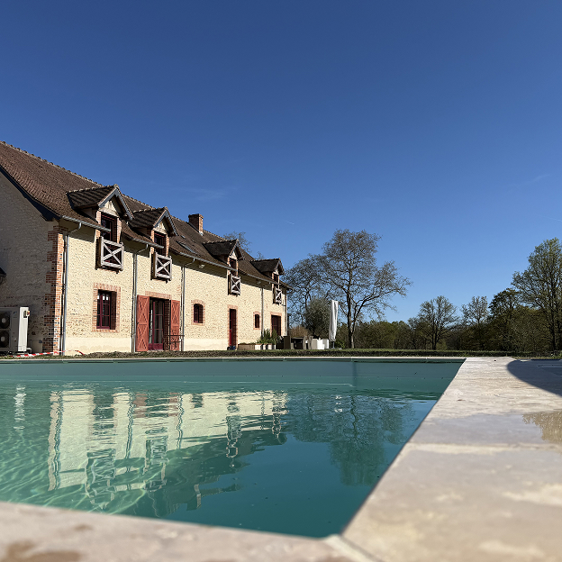 Grande salle communne de réception et de repas pour les occupants des chambres d'hôtes et gîtes à Pierrefite sur Sauldre - 41