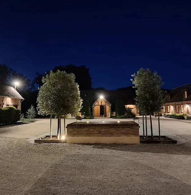 Une grande cour intérieure de plus de 600 m² pouvant accueillir 80 véhicules de convives à Pierrefite sur Sauldre près de Salbris (41)