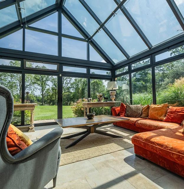 Terrasse avec véranda vitrée confortable et lumineuse pour les chambres d'hôtes et gîtes