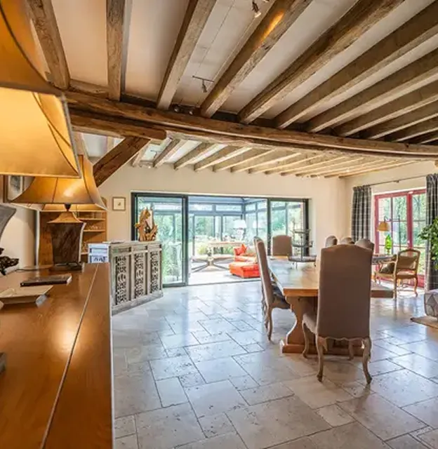 Grande salle communne de réception et de repas pour les occupants des chambres d'hôtes et gîtes à Pierrefite sur Sauldre - 41