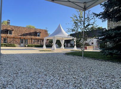 Cour d'honneur du Domaine du Grand Nouer en ambiance de soirée