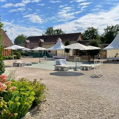Grande cour gravillonnée pour accueillir tout événement en plein ou sous abri (tentes) à Pierrefite sur Sauldre (41)
